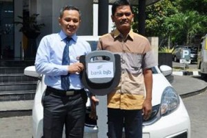 Penyerahan Hadiah Utama 1 unit Mobil dari Bank BJB kepada  H. Timu oleh pimpinan Bank BJB Cabang Kuningan, Maman Rukmana.